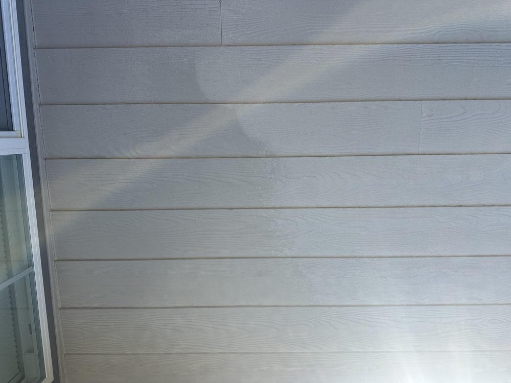 Siding oxidation removal, treated left side vs. oxidized right side